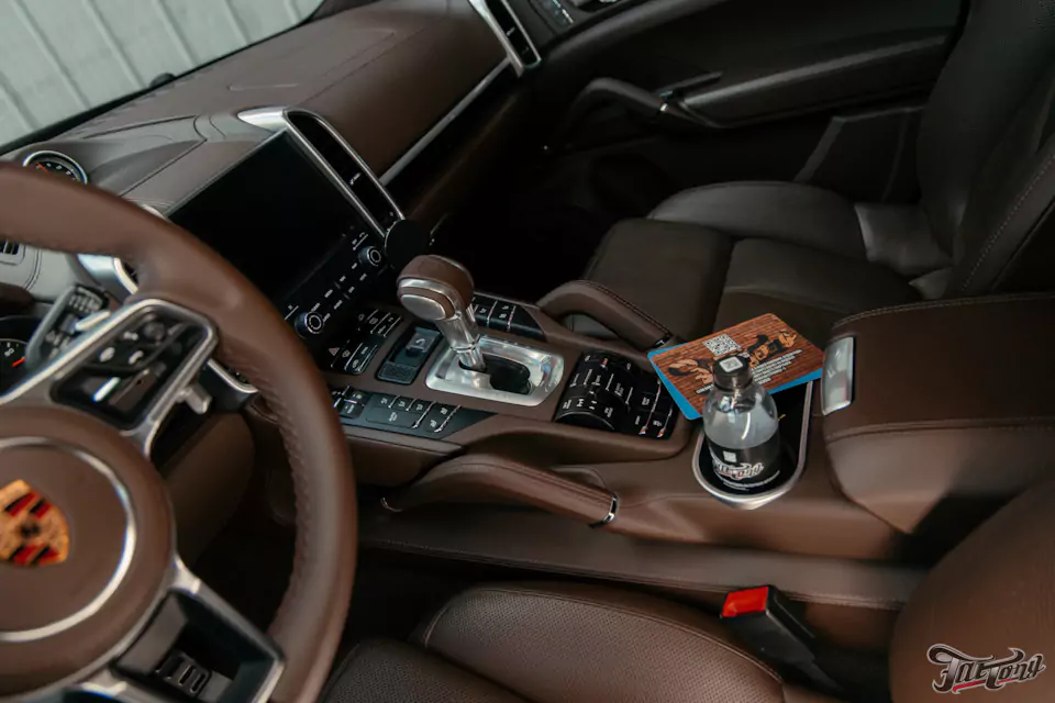 Частичный пошив салона Porsche Cayenne в кожу, полировка и керамика кузова